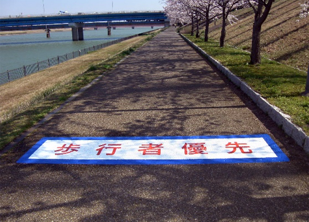 区画線施工(貼り付け式)のイメージ画像 区画線施工(貼り付け式)のイメージ画像