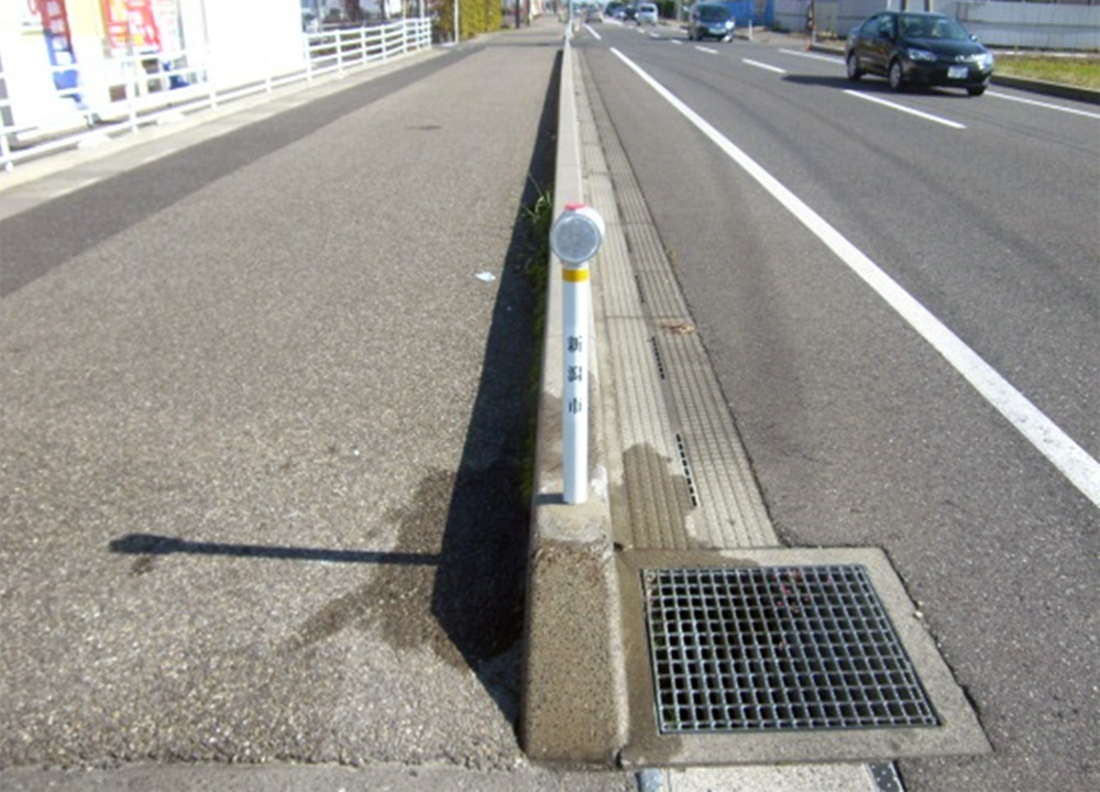 デリネーター(コンクリート式Φ100以下)のイメージ画像 デリネーター(コンクリート式Φ100以下)のイメージ画像