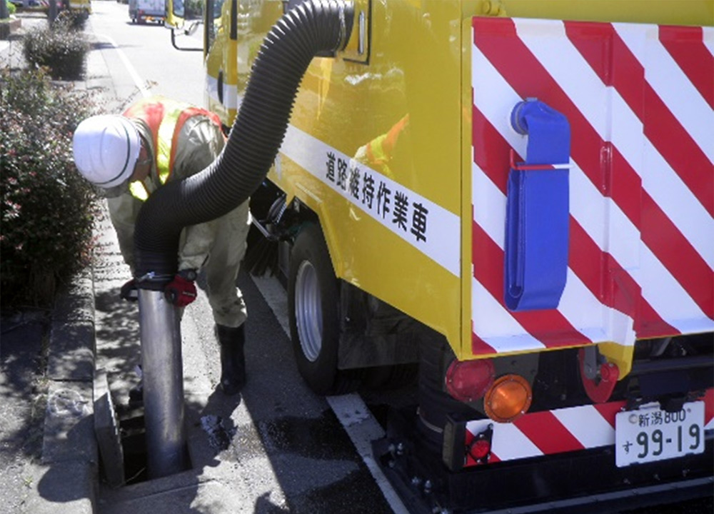 集水桝バキューム作業のイメージ画像 集水桝バキューム作業のイメージ画像